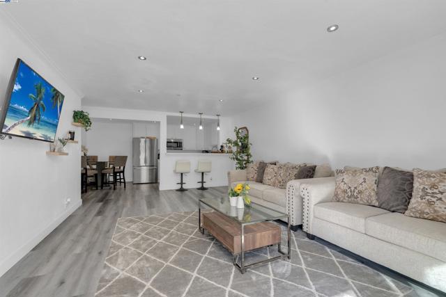 2500 Miramar Ave, Castro Valley CA: https://media.crmls.org/mediaz/7d15a14a-e722-45e0-a4a2-64d66f8115fd.jpg