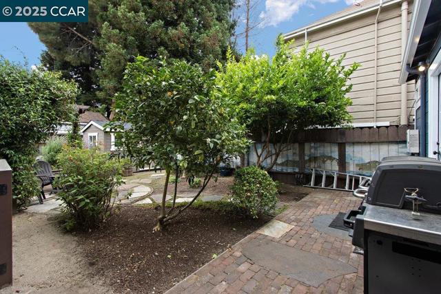 1613 Stanton St, Alameda CA: https://media.crmls.org/mediaz/7d15b8e1-f430-4c80-b6ad-28e666d6251e.jpg