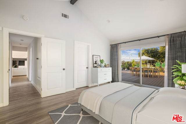 11775 Laurelwood Drive, Studio City CA: https://media.crmls.org/mediaz/7d1609da-dc50-4284-9166-c4f6cc514682.jpg