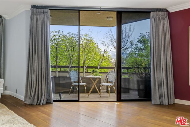 300 N Swall Drive, Beverly Hills CA: https://media.crmls.org/mediaz/7d1638c7-ecb2-4bb2-9981-a8931994eebb.jpg