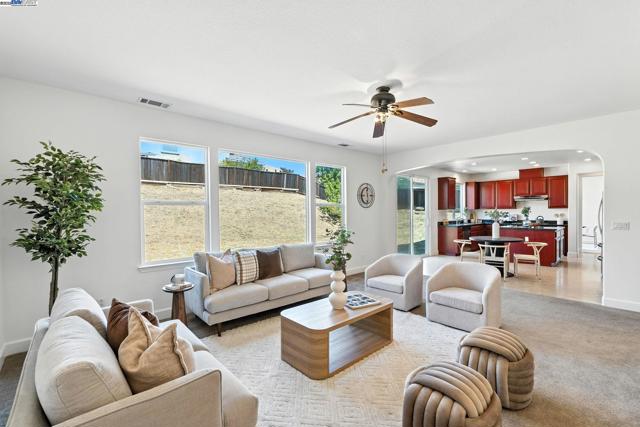 3909 Danbury Way, Fairfield CA: https://media.crmls.org/mediaz/7d164039-bebd-402d-8f21-2b887e53dbde.jpg