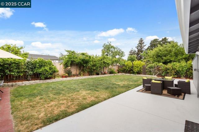 2401 Casa Way, Walnut Creek CA: https://media.crmls.org/mediaz/7d164968-2c0c-40a4-89ed-7efe5e993b5b.jpg