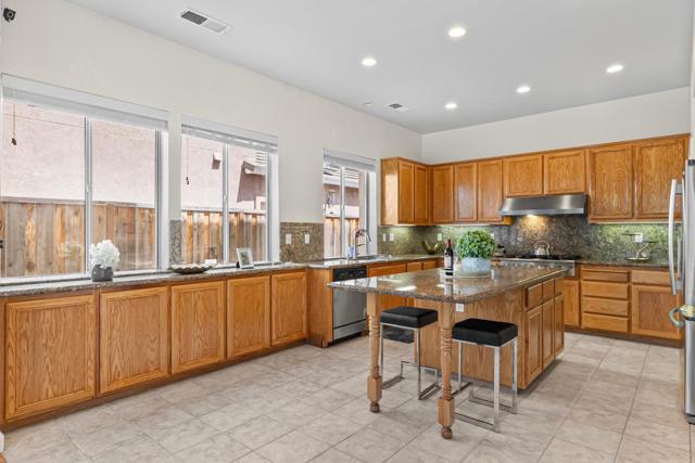 336 Arrowhead Way, Hayward CA: https://media.crmls.org/mediaz/7d16d9b7-62b3-4607-ae55-8443339276fe.jpg