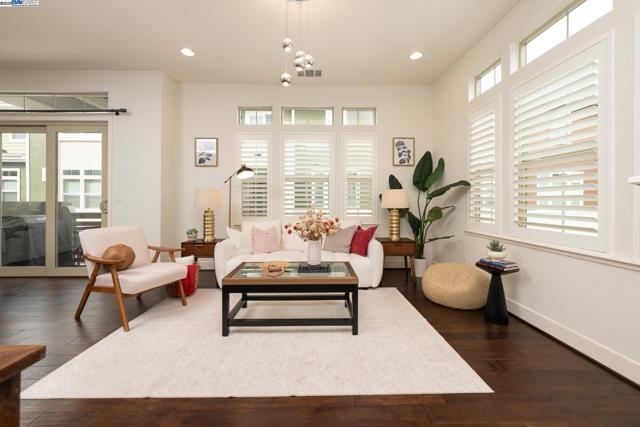 2835 Alvarado Ave, San Mateo CA: https://media.crmls.org/mediaz/7d18fd6b-a731-4bb3-a40b-7a36df3587f1.jpg