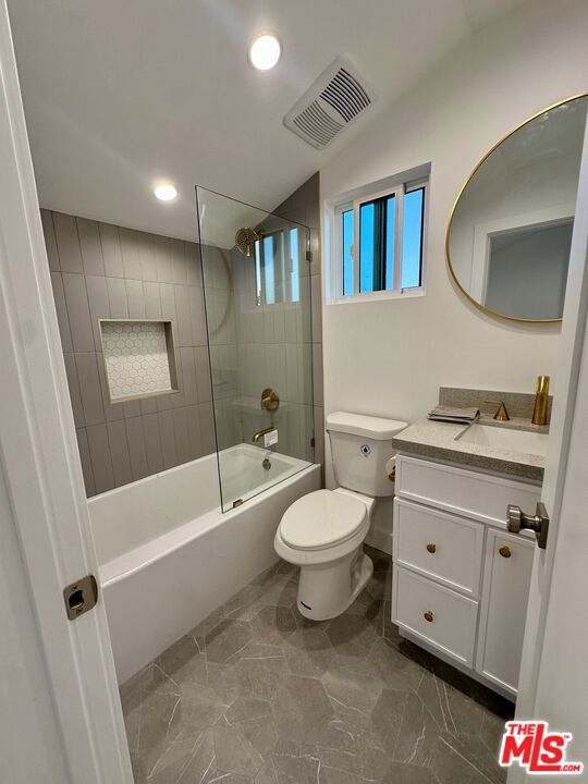 5414 S Mullen Avenue, Los Angeles CA: https://media.crmls.org/mediaz/7d1af5e5-4494-47aa-9213-15bdd7d0ad88.jpg