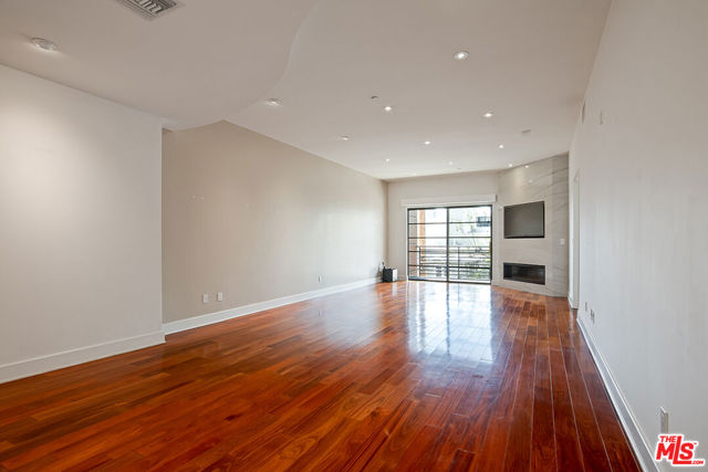 8788 Shoreham Drive, West Hollywood CA: https://media.crmls.org/mediaz/7d1c0a4c-8e61-460c-a4d1-cca759b15376.jpg