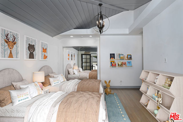 18033 Rosita Street, Encino CA: https://media.crmls.org/mediaz/7d1c5835-6de4-4e06-b86f-8c54824da39e.jpg