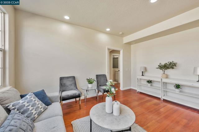 237 Dutra Vernaci Dr, Union City CA: https://media.crmls.org/mediaz/7d1c7781-f816-49b7-93f9-ff8390e36741.jpg
