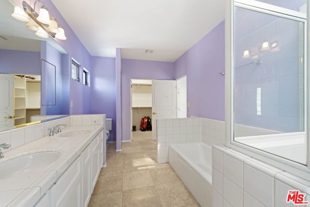 15656 Crownridge Place, Sherman Oaks CA: https://media.crmls.org/mediaz/7d1c7b71-cd41-4e88-8134-97bbba75c801.jpg