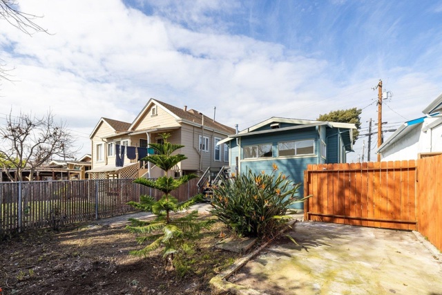 2254 62nd Ave, Oakland CA: https://media.crmls.org/mediaz/7d1d943b-7d5b-4831-9567-089749878fd3.jpg