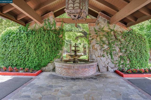 4253 Golden Oak Ct, Danville CA: https://media.crmls.org/mediaz/7d1dd550-071f-42c0-aa98-306dfb4be189.jpg
