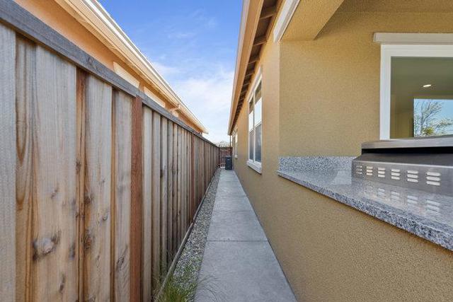 2008 White Oak Drive, Hollister CA: https://media.crmls.org/mediaz/7d1e27c7-3af8-4d5c-b009-36c5adea9169.jpg