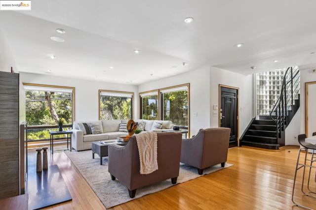 2912 Hillside DR, Burlingame CA: https://media.crmls.org/mediaz/7d1e9268-5122-4440-b403-2a408b927e24.jpg