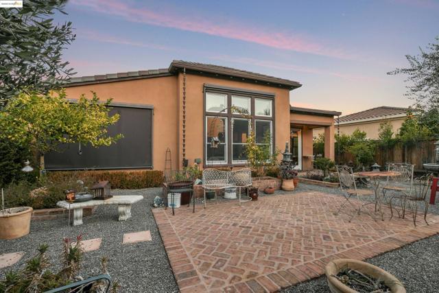 1147 Saint Julien St, Brentwood CA: https://media.crmls.org/mediaz/7d1eb0e8-caa9-41e9-85e6-918848e591a5.jpg