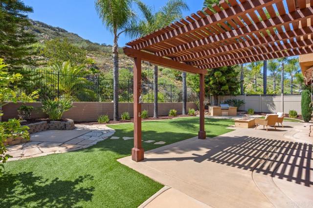 3385 Wild Oak Lane, Escondido CA: https://media.crmls.org/mediaz/7d205b14-5eeb-4f99-b8c2-d54bcf55fe8e.jpg