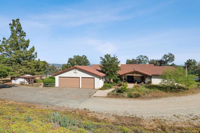 20119 Para Siempre Vista, Ramona CA: https://media.crmls.org/mediaz/7d20d050-81d5-4566-acaf-4f70172a78d5.jpg
