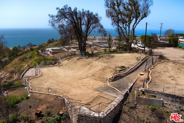 15851 Seabec Circle, Pacific Palisades CA: https://media.crmls.org/mediaz/7d2118cc-8e6b-4721-860b-e5acdbcba309.jpg