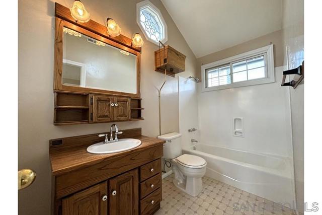 920 Country Club, Coronado CA: https://media.crmls.org/mediaz/7d2122fe-c8a9-4436-ba70-5735b201811b.jpg