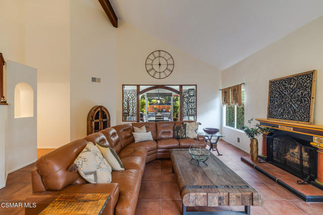 12208 Cherry Grove Street, Moorpark CA: https://media.crmls.org/mediaz/7d2155e9-922b-41ad-8806-b003c94f0e45.jpg