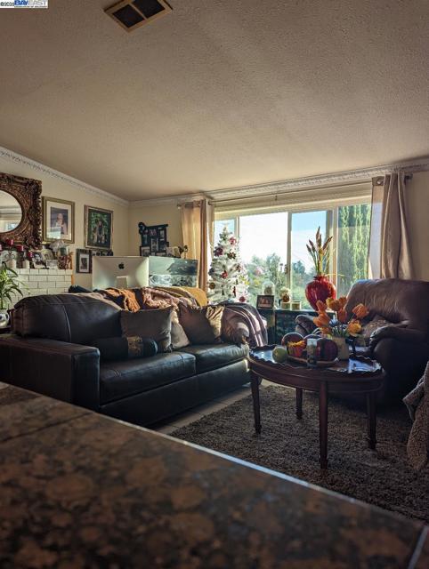 208 Appian Way, Union City CA: https://media.crmls.org/mediaz/7d221f26-c35c-412f-aaae-2dd51a5dbefa.jpg