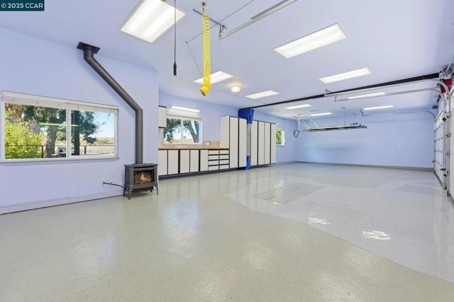 1975 Holly Creek Pl, Concord CA: https://media.crmls.org/mediaz/7d22a92c-328f-4dc1-beff-7d8413e30274.jpg