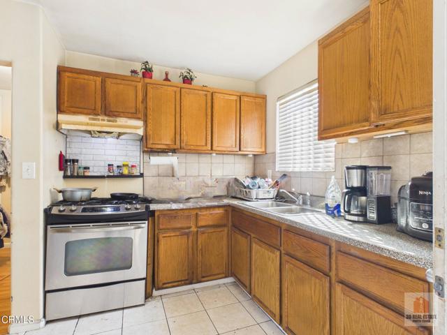 Detail Gallery Image 8 of 15 For 524 W Almond St, Compton,  CA 90220 - 4 Beds | 2 Baths