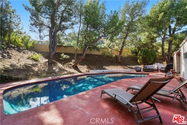 2925 Dona Susana Drive, Studio City CA: https://media.crmls.org/mediaz/7d248abe-4e18-4098-beeb-bff90faa09e7.jpg