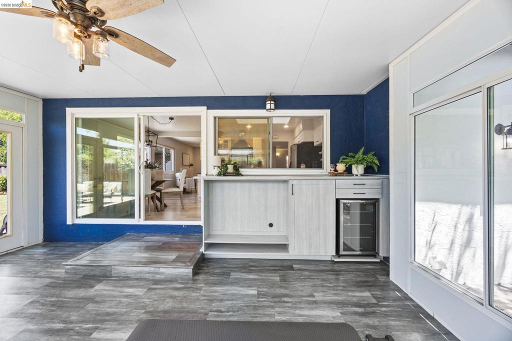 https://media.crmls.org/mediaz/7d2569bd-e307-4b3e-b232-e926b304ee1e.jpg?preset=X-Large