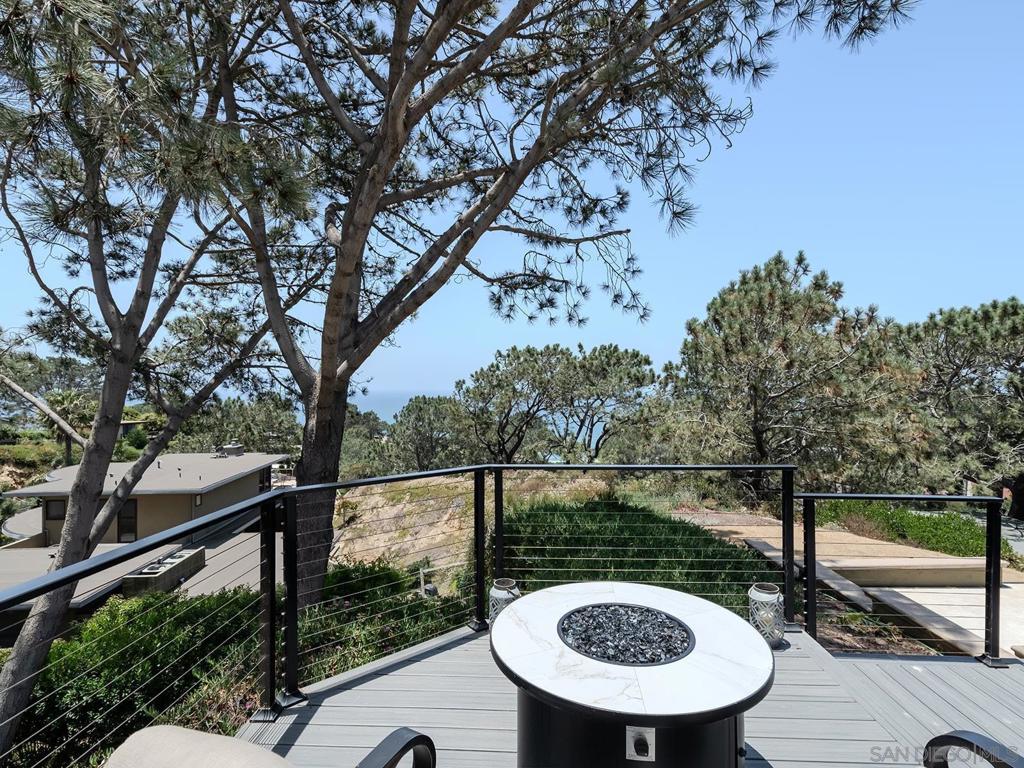 https://media.crmls.org/mediaz/7d2599f5-044d-4a9c-a3ab-aa9187f51113.jpg?preset=X-Large