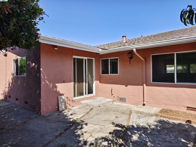 522 Lagunitas Lane, Hayward CA: https://media.crmls.org/mediaz/7d268744-286d-4aa6-a129-94118b98ed74.jpg