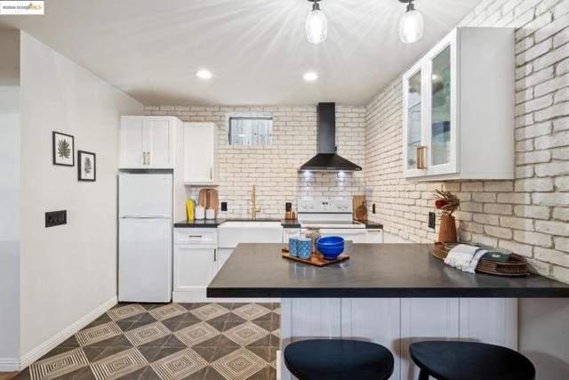 327 Hudson St, Oakland CA: https://media.crmls.org/mediaz/7d2721dc-23e1-451c-b3c9-a78f326016e2.jpg