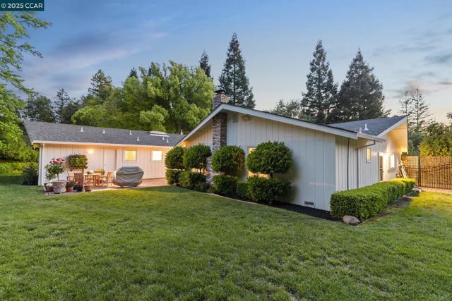 120 Heritage Oaks Pl, Alamo CA: https://media.crmls.org/mediaz/7d2768fd-30e8-432f-a05b-a19d085c60d3.jpg