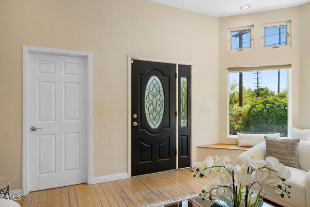 4917 Angeles Crest Highway, La Canada Flintridge CA: https://media.crmls.org/mediaz/7d287b3e-5247-496c-954a-16a30cb6cc69.jpg