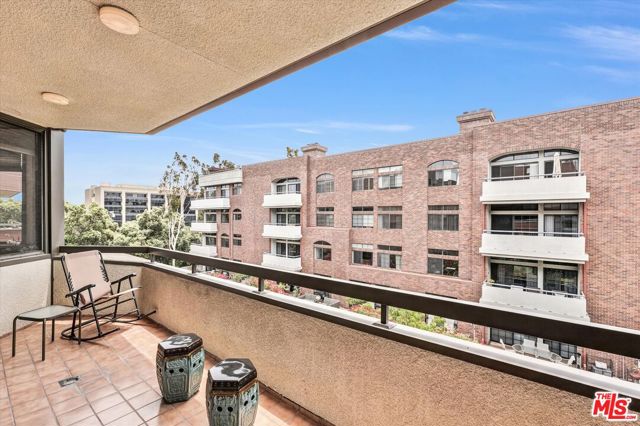 300 N Swall Drive, Beverly Hills CA: https://media.crmls.org/mediaz/7d28e3d5-e7cf-4df0-b5f6-6860c6397a13.jpg