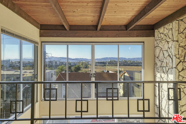 364 Pershing Drive, Playa del Rey CA: https://media.crmls.org/mediaz/7d28fb15-074d-48c4-852a-0a2323d06d01.jpg