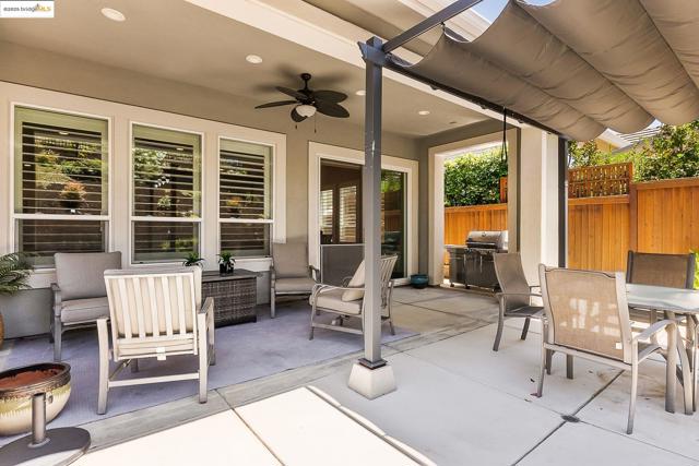 1627 Healing Rock Ct, Brentwood CA: https://media.crmls.org/mediaz/7d2a13bd-bc75-4a66-9422-d3ef8066916d.jpg
