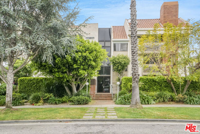 858 12th Street, Santa Monica CA: https://media.crmls.org/mediaz/7d2a61d0-8ab3-4753-a8e3-949bd43e7916.jpg