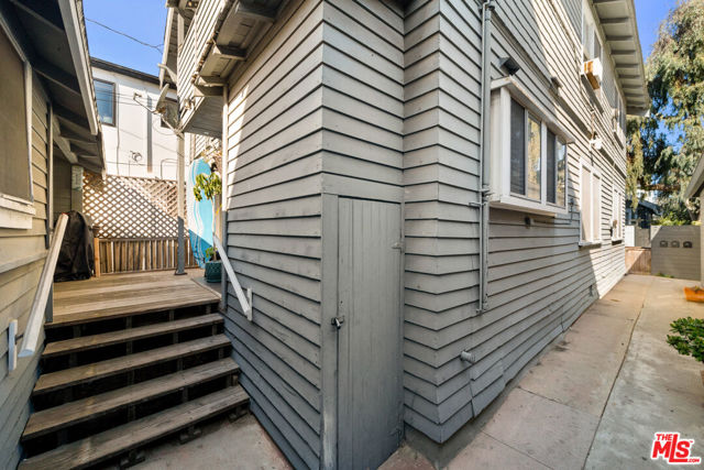 22 20th Avenue, Venice CA: https://media.crmls.org/mediaz/7d2bea11-7e47-4952-958a-011d1b8a22e7.jpg