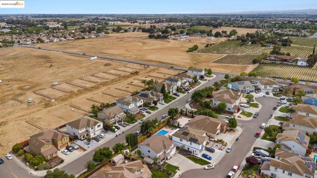 150 Ridge Crest Ct, Oakley CA: https://media.crmls.org/mediaz/7d2c527f-a6e1-40e6-83ef-98f4b6845870.jpg