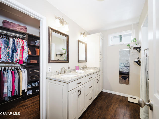709 Zinnia Court, Thousand Oaks CA: https://media.crmls.org/mediaz/7d2d3c1b-1388-42ed-8a5a-af229db540ea.jpg