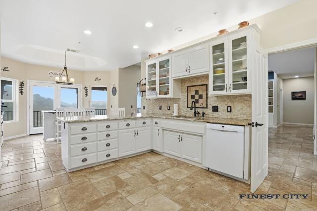 Detail Gallery Image 8 of 65 For 1925 Robinhood Rd, Vista,  CA 92084 - 5 Beds | 4/1 Baths