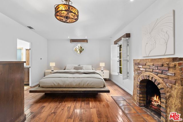 1017 S Gretna Green Way, Los Angeles CA: https://media.crmls.org/mediaz/7d2e3110-1b60-41d6-be6f-bb1faaa5c948.jpg