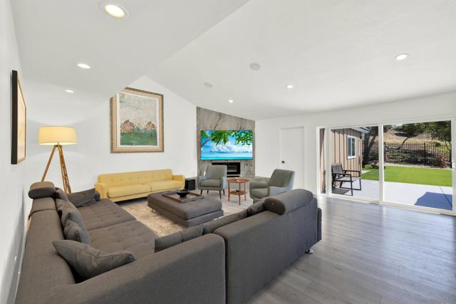 17351 Saint Andrews Dr, Poway CA: https://media.crmls.org/mediaz/7d2e6817-7785-47ef-bd2a-1e435dd5ce49.jpg