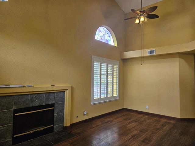 24909 Avocado Ct, Hayward CA: https://media.crmls.org/mediaz/7d2e736b-8693-4b9c-9cf1-f0e9a44ac636.jpg