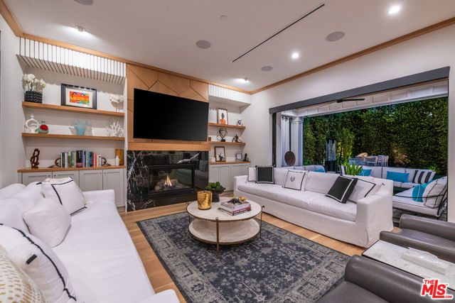 4365 Kraft Avenue, Studio City CA: https://media.crmls.org/mediaz/7d2ed72f-217e-4e9f-aa6a-76c14fe26823.jpg