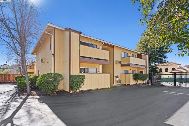 2170 Fremont St, Concord CA: https://media.crmls.org/mediaz/7d2f7979-325e-423b-9a8e-9c8aaf5e33f6.jpg
