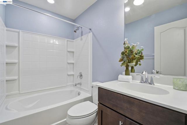 Image 33 of 47 For 102 Fanuncio Ln