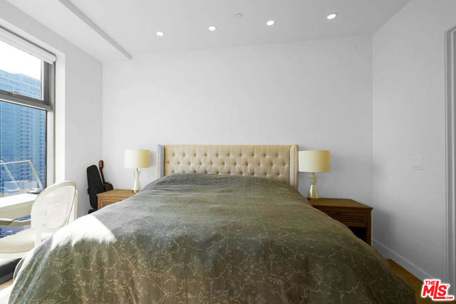 801 S Grand Avenue, Los Angeles CA: https://media.crmls.org/mediaz/7d3111a3-2887-489a-9fb2-f90a0e2f28f5.jpg