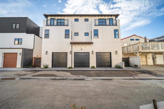 812 N Cleveland Street, Oceanside CA: https://media.crmls.org/mediaz/7d31606f-ba79-4633-b38c-c532820eeede.jpg