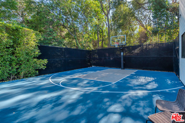 16144 HIGH VALLEY Place, Encino CA: https://media.crmls.org/mediaz/7d31c6b7-d07d-45da-84ab-1cb6a32505d6.jpg
